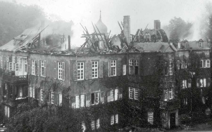 Die Aufnahme zeigt von außen die schweren Schäden, die das Gebäude durch den Brand erlitten hat. Die Aufnahme zeigt von außen die schweren Schäden, die das Gebäude durch den Brand erlitten hat.